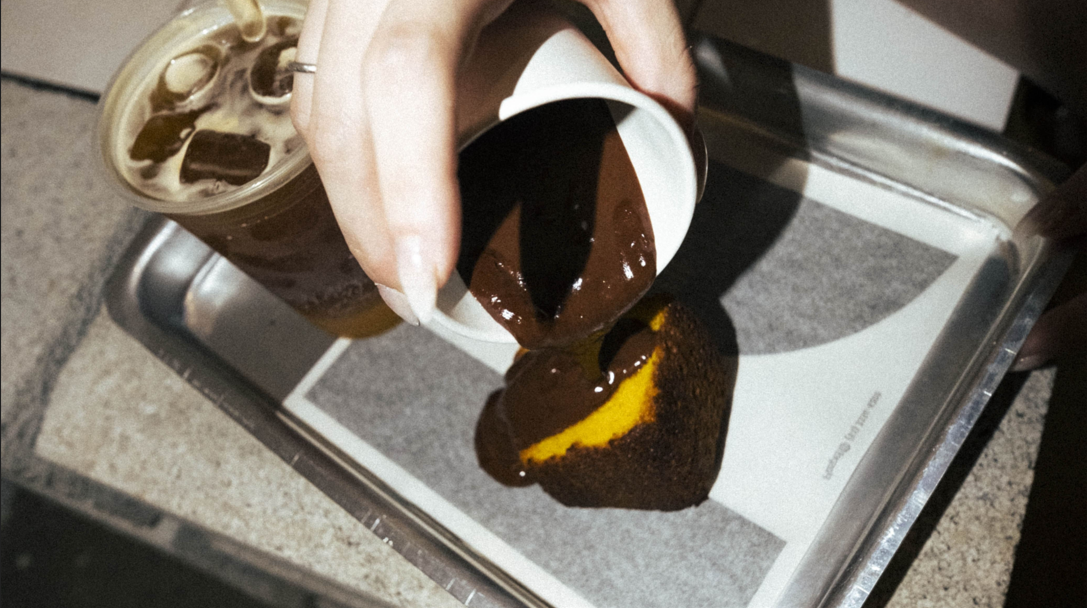 Massa de brownie sendo despejada na assadeira