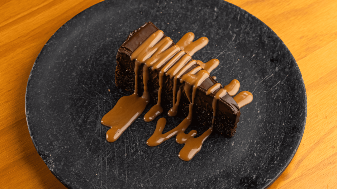 Brownies fatiados com calda de caramelo