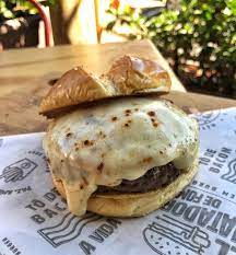 HAMBURGUER VEGETARIANO 4 QUEIJOS 