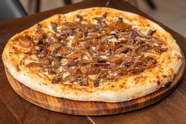 Pizza Filé Mignon com Cebola Caramelizada