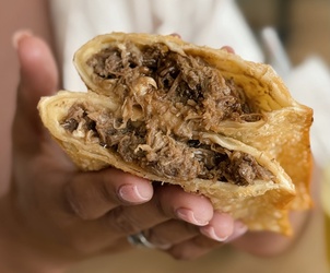  Costela desfiada, queijo muçarela e molho barbecue