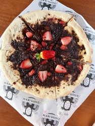 Pizza Chocolate Preto com Morango