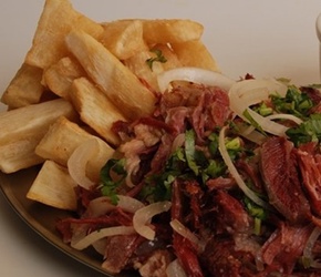 Carne Seca Com Mandioca acebolada