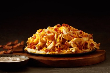 Batata Frita Com Mussarela, Cheddar E Bacon + 02 Chopp Claro 500ml