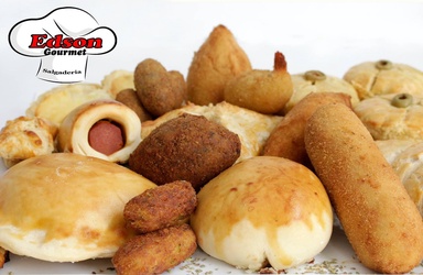 DIVERSOS SALGADOS DE LANCHE EM NOSSA VITRINE