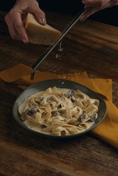 Fettuccine con Fonduta di Grana Padano e Filet Mignon