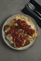 Fettuccine alla Parmigiana con Salse al Sugo e 4 Formaggi
