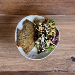 Milanesa de Filé com Salada de Folhas