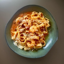 Spaghetti com Camarão e Molho Thai