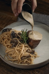 Medalhão de Mignon com Fettuccine ao Creme de Funghi e Trufa