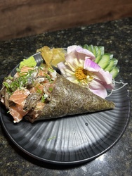 Temaki de Salmão Com Shimeji