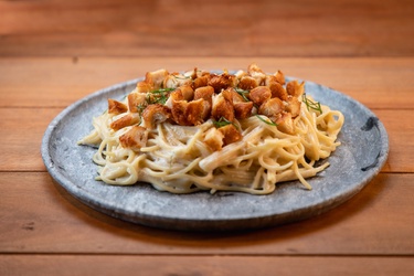 Spaghetti com frango empanado em cubos