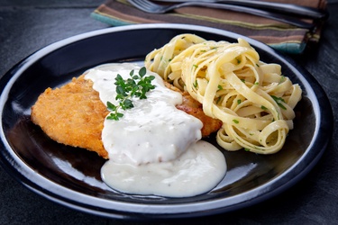 Frango empanado com talharim