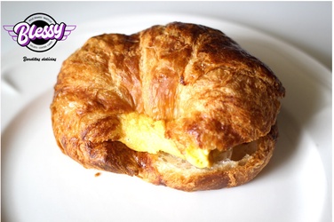 CROISSANT COM MANTEIGA