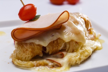 CROISSANT PRESUNTO E QUEIJO