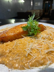 Salmão Grelhado acompanhado de Risoto De Camarão