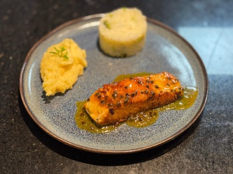 Salmão Grelhado Ao Molho Maracujá