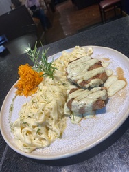 Filé Mignon Grelhado ao Molho Ranch, Aconpanhado de Fetucinne ao Molho Alfredo e Crispy Cenouras.