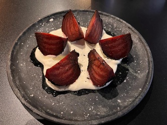 BETERRABA NA BRASA COM MOLHO  SOUR CREAM 