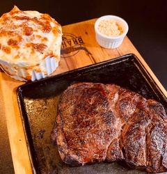STEAK CHUCK EYE COM MAC AND CHEESE