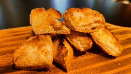 PORÇÃO DE PÃO TOSTADO COM MANTEIGA