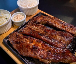 ASSADO DE TIRAS DIANTEIRO COM MAIONESE E ARROZ