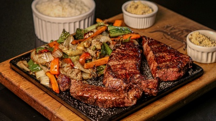 BOMBOM DE ALCATRA COM LEGUMES E ARROZ   