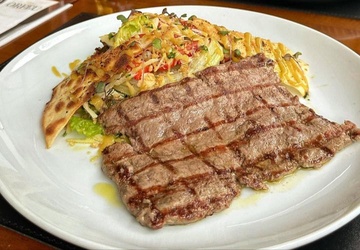 Paillard de mignon com salada tropical