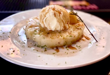 Fruta da estação com bola de sorvete creme