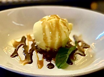 Bola de sorvete de creme e caramelo francês