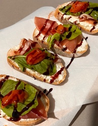 BRUSCHETTAS DE JAMON SERRANO