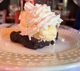 Brownie com sorvete e Chantilly