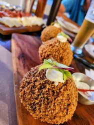 BOLINHO DE RABADA COM MOZARELLA DE BUFALA