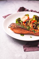 SALMÃO GRELHADO COM GREMOLATA