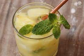 CAIPIRINHA DE ABACAXI COM HORTELÃ 