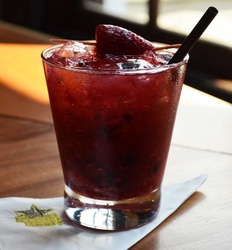 CAIPIRINHA DE FRUTAS VERMELHAS 
