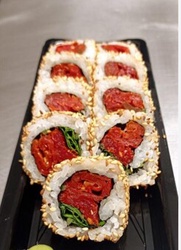 Uramaki Tomate Seco e Rúcula 