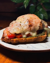 Croissant - Tomate Confit, Mussarela e Molho Pesto.