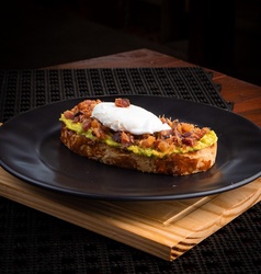 TOAST AVOCADO, FAROFA DE BACON E OVO