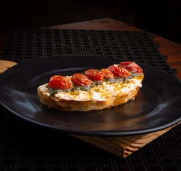 TOAST TOMATE CONFIT, QUEIJO COTTAGE E MOLHO PESTO