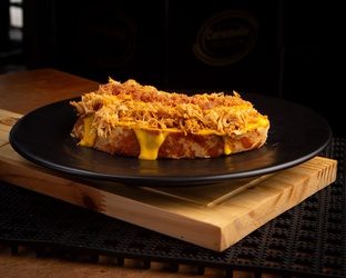 FRANGO, MOLHO CHEDDAR E FAROFA DE BACON