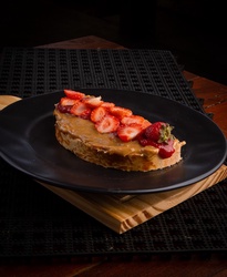 TOAST DOCE DE LEITE COM MORANGO