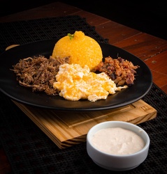 CARNE DE SOL, OVOS, FAROFA DE BACON E MOLHO DA CASA