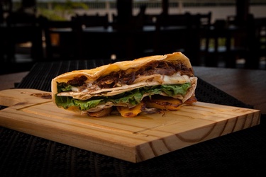 WRAP DE CARNE DE SOL, REQUEIJÃO, BANANA PACOVAN, CEBOLA E ALFACE.