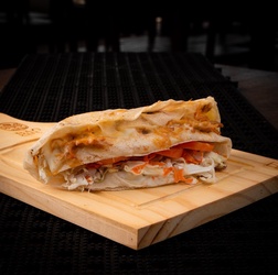 WRAP DE FRANGO, TOMATE, REQUEIJÃO, MUSSARELA, REPOLHO E CENOURA.