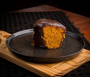 BOLO DE CENOURA COM COBERTURA DE CHOCOLATE
