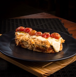 FRANGO, MOLHO PESTO, TOMATE CONFIT E MUSSARELA