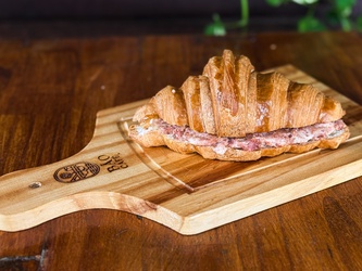 Croissant de calabresa com requeijão