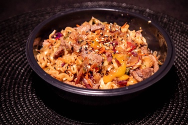 YAKISOBA DE ISCAS DE FILÉ  MIGNON