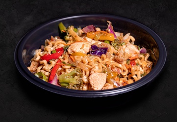 YAKISOBA DE FRANGO